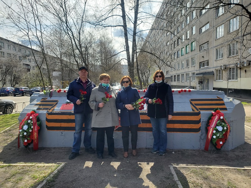 Представители компании "ПОЛИСАН" возложили цветы и венки к подшефному памятнику ВОВ