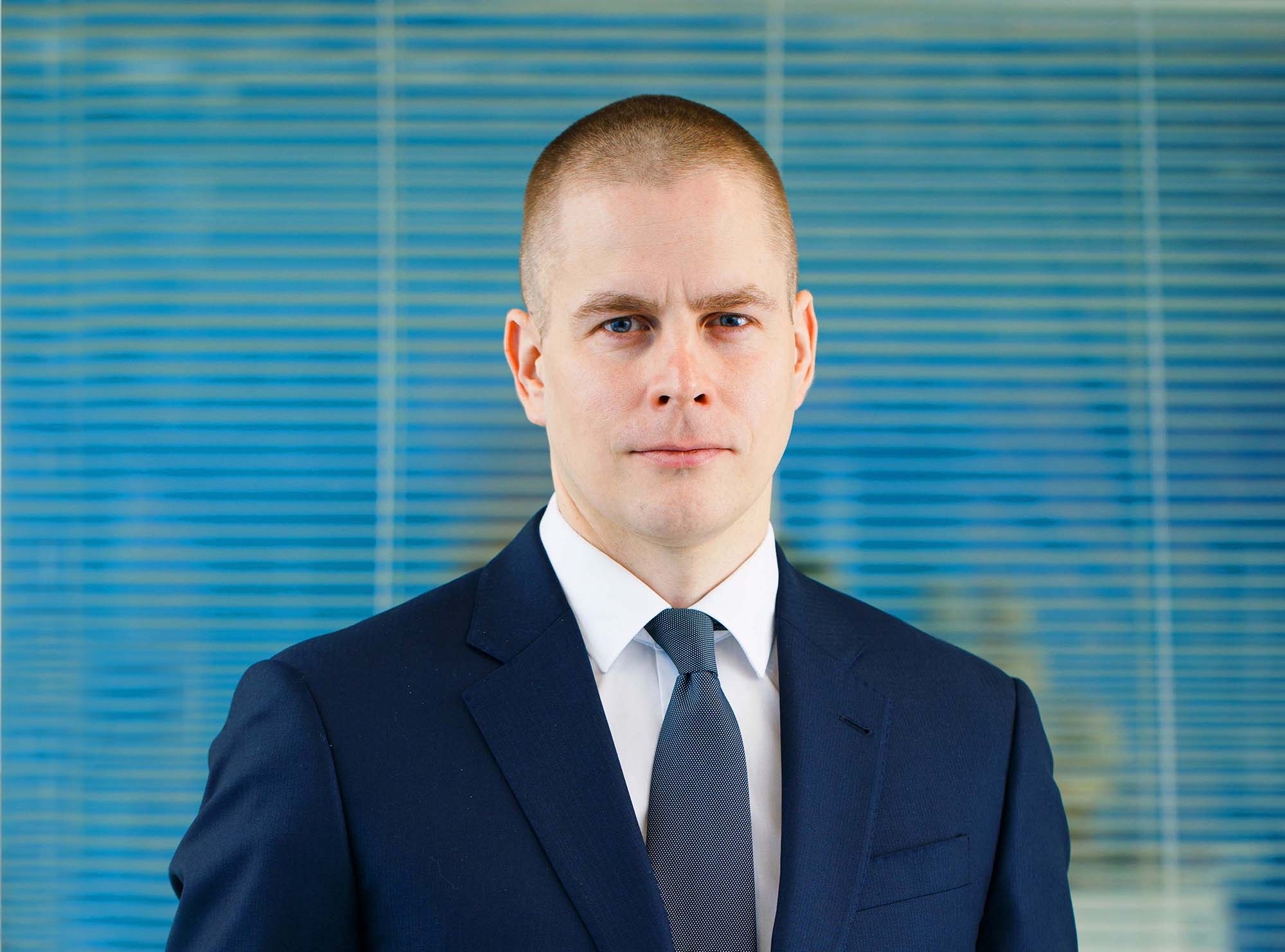 Аккаунт менеджер. Девушка офис менеджер. Счастливый мужчина в офисе. Картинка топ вакансия. Работа менеджером в санкт петербурге.